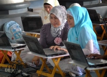 Jamaah memperhatikan laptopnya saat mengikuti ngaji internet di Masjid Nasional Al Akbar Surabaya, Selasa (2/8).