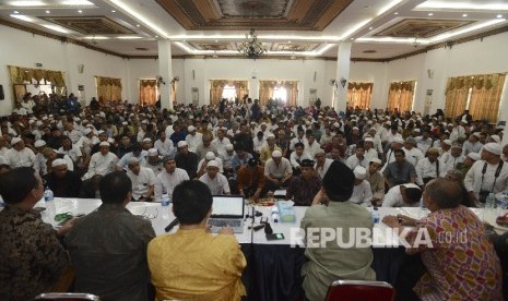  Jamaah mendengarkan arahan dari Ustadz Zaitun Rasmin bersama ketua koperasi syariah Antonio Syafe’i (tengah) seusai mengisi formulir untuk menjadi anggota koperasi syariah 212 yang diselenggarakan di STEI Tazkia, Bogor, Jawa Barat, Jumat (20/1). 