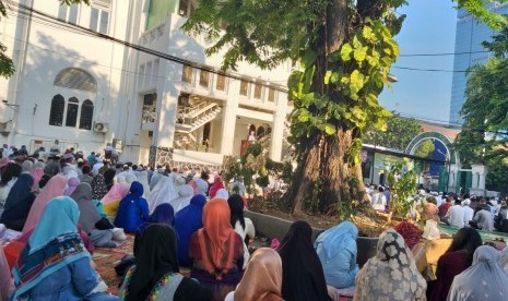 Jamaah mendengarkan ceramah dari khatib H Ratmono usai shalat Idul Fitri di Masjid Cut Meutia, Rabu (5/6).