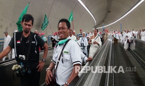 Jamaah menggunakan fasilitas escalator di terowongan Muaisim, Mina, Makkah yang menjadi titik keluar-masuk jamaah untuk lempar jumrah (Ilustrasi) (Republika/Didi Purwadi)