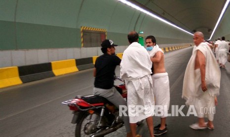 Jamaah menggunakan ojek motor dadakan yang banyak dijumpai lalu-lalang di sejumlah terowongan kota Makkah. Salah satu nya di terowongan King Abdul Aziz yang menghubungkan Masjidil Haram dengan kawasan Mahbas Jinn. (Republika/Amin Madani)