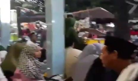 Jamaah menghadiri haul akbar Tuan Syekh Abdul Qodir Al-Jailani di Pondok Pesantren Al-Istiqlaliyah, Kampung Cilongok, Desa Sukamantri, Kecamatan Pasar Kemis, Kabupaten Tangerang, Banten, Ahad (29/11) pagi WIB.