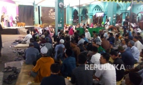 Jamaah menghadiri Tabligh Akbar saat Festival Republik 2019 di Masjid Jogokariyan, Yogyakarta, Selasa (31/12).