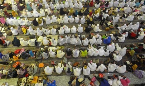 Jamaah mengikuti acara Dzikir Nasional Republika setiap tahun di Masjid At Tin.