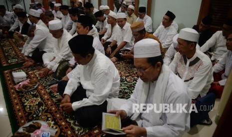 Jamaah mengikuti doa dan tahlil untuk Almarhum KH Hasyim Muzadi 