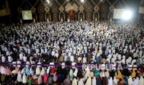 Jamaah mengikuti dzikir bersama Ustadz Arifin Ilham saat Dzikir Nasional Republika 2016 di Masjid At-Tin, Jakarta, Sabtu (31/12).Republika/Wihdan Hidayat