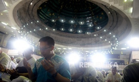 Jamaah mengikuti Dzikir Nasional Republika di Masjid At-Tin, Jakarta.