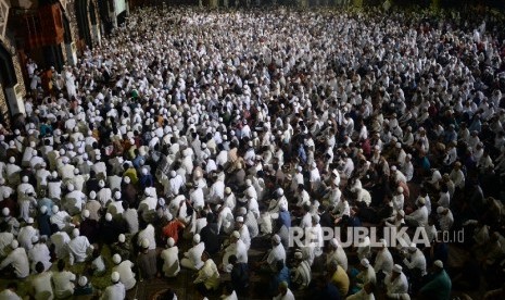 Jamaah mengikuti zikir bersama Ustaz Arifin Ilham saat Dzikir Nasional Republika 2016 di Masjid At-Tin, Jakarta, Sabtu (31/12).Republika/Wihdan Hidayat