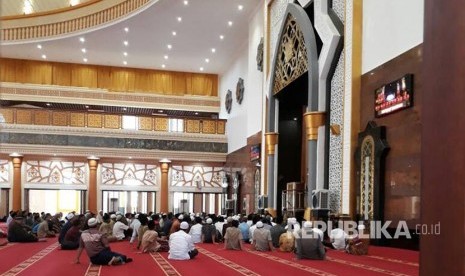 Jamaah mengikuti kajian bakda Dzuhur di Masjid Hubbul Wathan Islamic Center NTB, Mataram, Senin (29/5).