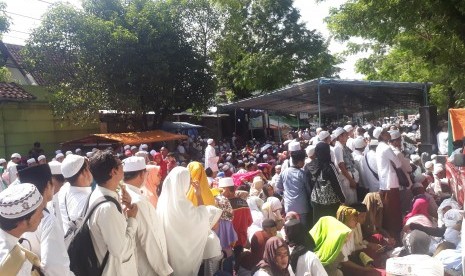 Jamaah mengikuti kegiatan Haul Habib Ali Al Habsyi.