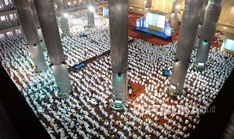  Jamaah mengikuti manasik umroh dan dzikir akbar di Masjid Istiqlal, Jakarta, Ahad (6/11). 