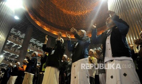 Jamaah mengikuti peringatan Maulid Nabi Muhammad SAW 1437 H di Masjid Istiqlal, Jakarta.