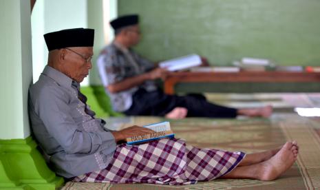 Jamaah mengikuti Semaan Alquran di Masjid Agung Magelang, Jawa Tengah, Selasa (12/4/2022).