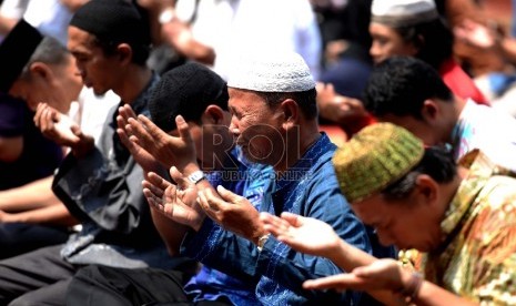 Jamaah mengikuti Shalat Istisqa di Halaman Masjid Istiqlal, Jakarta, Jumat (11/9).    (Republika/Wihdan)