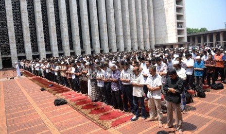 Jamaah mengikuti Shalat Istisqa di Halaman Masjid Istiqlal, Jakarta, Jumat (11/9).   (Republika/Wihdan)