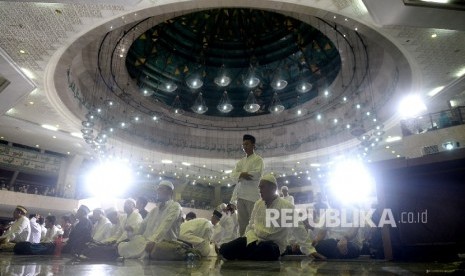 Jamaah mengikuti Shalat Isya sebelum acara puncak Dzikir Nasional 2016 di Masjid At-Tin, Jakarta, Sabtu (31/12). 