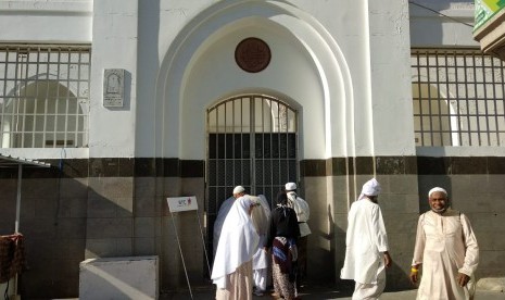 Kisah Pencuri Yahudi Masuk Islam dan Khalifah Ali;. (Ilustrasi) Jamaah mengintip ke dalam Masjid Ali bin Abi Thalib yang ditutupi tembok dan pagar besi tak jauh dari Masjid Nabawi, Madinah, Jumat (27/7).