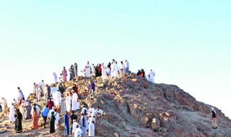 Jamaah mengunjungi Gunung Uhud sebagai salah satu lokasi bekas perang paling berjarah dalam Islam.