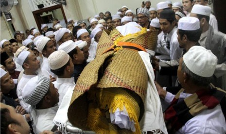 Jamaah mengusung jenazah imam Yakob Raimanee yang tewas ditembak di sebuah masjid di Pattani, Thailand, Senin (5/8). 