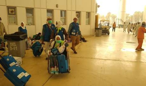 Jamaah menuju Debarkasi Balikpapan tiba di Bandara King Abdulaziz, Jeddah.  