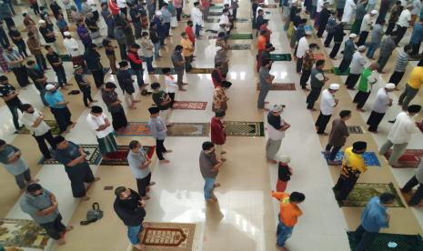 Jamaah menunaikan ibadah shalat Jumat di Masjid Agung Tasikmalaya, Jumat (1/5). Jamaah shalat Jumat kembali ramai setelah sebelumnya sempat dibatasi untuk ibadah shalat Jumat selama dua pekan ke belakang. 