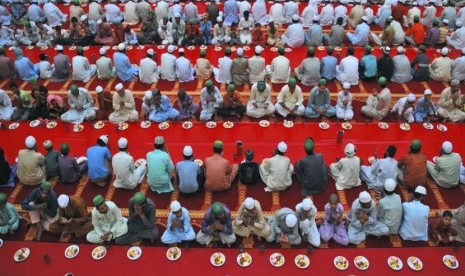  Jamaah menunggu saat berbuka puasa di sebuah masjid di Gujranwala, Pakistan, Ahad (22/7). (Aftab Rizvi/AP)