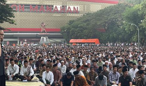 Jamaah MTA sholat Idul Adha, Ahad (16/6/2024).