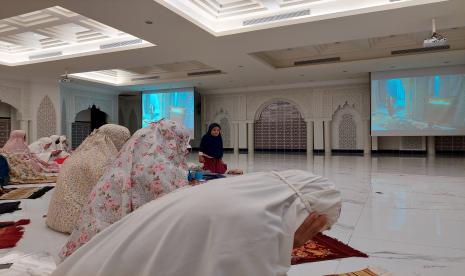 Jamaah perempuan saat mendengarkan ceramah ketika sholat tarawih di Masjid Sari Asih, Karawaci, Tangerang, Sabtu (2/4/2022). Jamaah Masjid Sari Asih Tunaikan Sholat Tarawih dengan Khusyuk