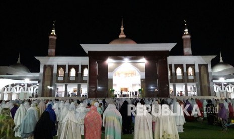 Darah istihadhah bukan penghalang Muslimah melaksanakan sholat. Ilustrasi Muslimah sholat 