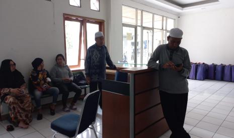 Agar Kasus Jamaah Umroh Gagal Berangkat tak Terulang Lagi. Foto: Jamaah PT Naila Syafaah Wisata Mandiri sedang menunggu kepastian keberangkatan umroh. Saat ini ketua rombongan sedang melaporkan travel tersebut ke Polres Tangerang, Kamis (6/10/2022). 