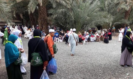 Jamaah PT Nur Rima Al-Waali (NRA) di kebun kurma di Madinah.