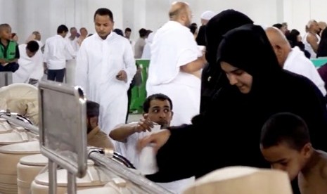 Jamaah saat minum air zamzam di Masjidil Haram, Makkah