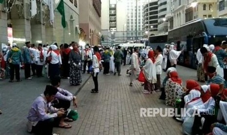 Jamaah sedang berkumpul di depan pemondokan di Madinah. 