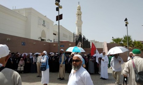 Sejarah Perang Khandaq. Foto: Jamaah sedang berkumpul di pelataran Masjid Khandaq di kompleks Masjid Sab