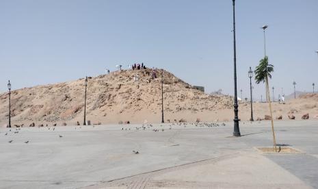 Jamaah sedang berziarah ke Kawasan Jabal Uhud di Madinah, Arab Saudi, Kamis (8/6/2022).