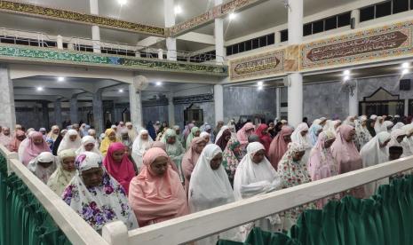 Jamaah sedang melaksanakan ibadah shalat tarawih pertama di Masjid Agung Al Furqon Bandarlampung. Senin malam (11/3/2024). 