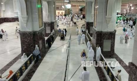  Jamaah sedang melakukan Sa'i di jalur Sa'i di kaki Bukit Safa, Masjidil Haram. Di lokasi tersebut dahulu berdiri Darul Arqam yang digunakan berkumpul pemeluk awal Islam menghindari persekusi di Makkah.