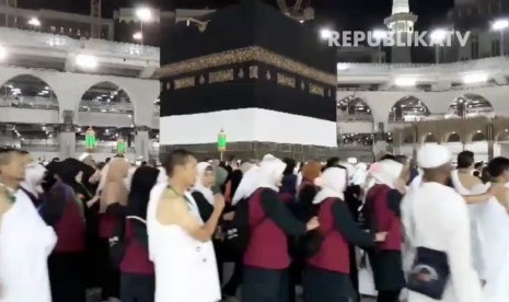 Jamaah sedang melakukan tawaf