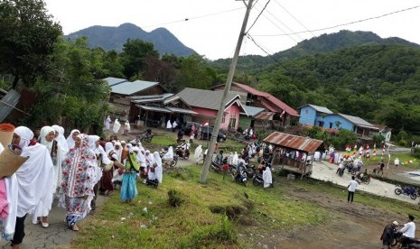 Jamaah selepas shalat Idul Adha di Desa Jaluk, Dataran Tinggi Gayo, Kabupaten Aceh Tengah, Provinsi Aceh, Jumat (1/9). 