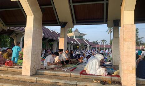 Jamaah shala Idul Fitri 1443 hijriah mulai memadati pelataran Masjid Agung Attin, Jakarta Timur, Senin (2/5). 