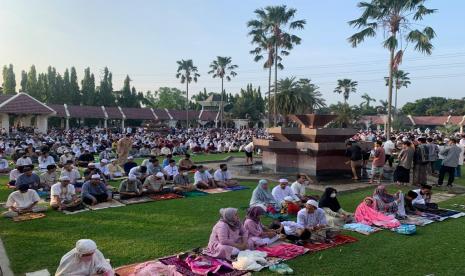 Jamaah shala Idul Fitri 1443 hijriah mulai memadati pelataran Masjid Agung Attin, Jakarta Timur, Senin (2/5).