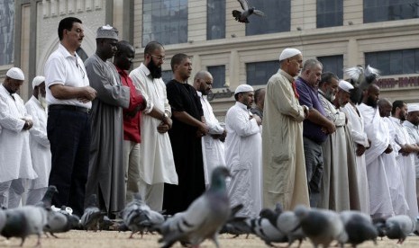   Jamaah shalat di luar Masjidil Haram di kota suci Makkah, Arab Saudi, Selasa (23/10).  (Hassan Ammar/AP)