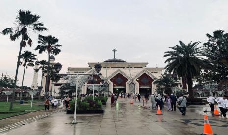 Jamaah Shalat Idul Adha 1444 Hijriah memasuki Masjid At Tin, Jakarta Timur pada Kamis (29/6/202) pagi. 