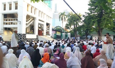 Jamaah shalat Idul Fitri 1440 Hijriah telah memadati halaman Masjid Cut Meutia, Jakarta Pusat, Rabu (5/6).