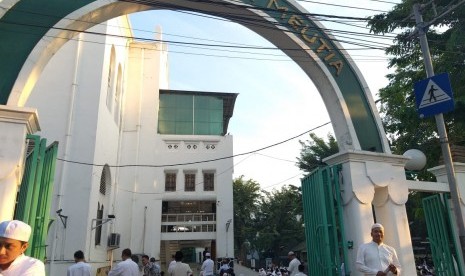 Jamaah sholat Idul Fitri 1440 Hijriah telah memadati halaman Masjid Cut Meutia, Jakarta Pusat, Rabu (5/6).