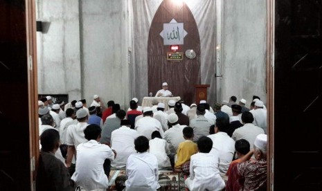 Jamaah shalat subuh berjamaah di Masjid Mahabbaturrasul, Villa Bogor Indah, Kota Bogor. 