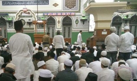 Jamaah shalat subuh berjamaah spirit 212 di Masjid Al Azhar, Jakarta Selatan, Ahad (15/1)