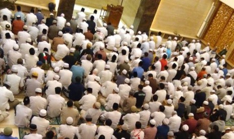 Jamaah shalat Subuh memadati masjid An Nabawi, Banjar Wijaya, Kota Tangerang.