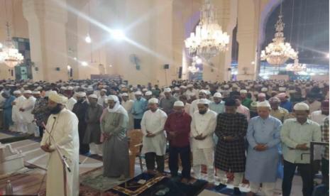 Jamaah shalat tarawih di Masjid Makkah di Hyderabad India.