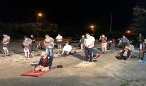 Jamaah sholat berjamaah di depan warung kopi karena protes Imam Masjid.